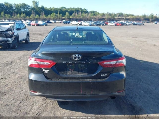 2018 TOYOTA CAMRY XLE 16