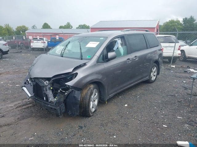 2018 TOYOTA SIENNA LE 8 PASSENGER 2