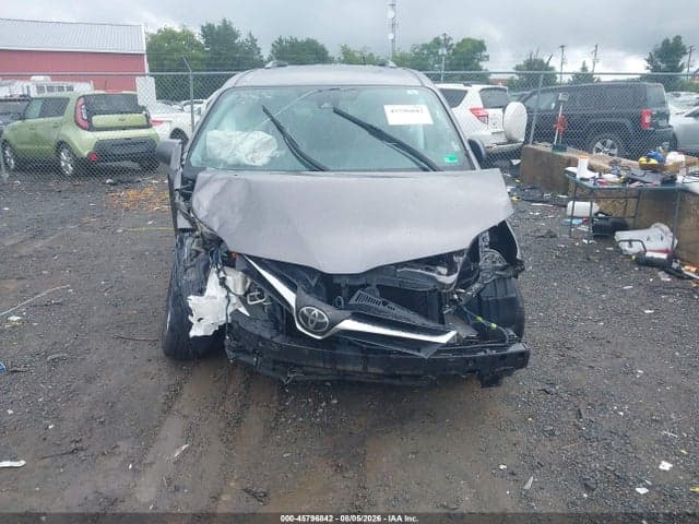 2018 TOYOTA SIENNA LE 8 PASSENGER 12