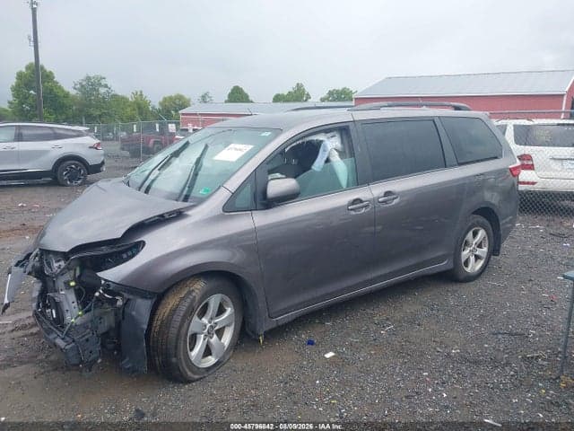 2018 TOYOTA SIENNA LE 8 PASSENGER 14