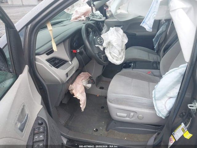 2018 TOYOTA SIENNA LE 8 PASSENGER 5