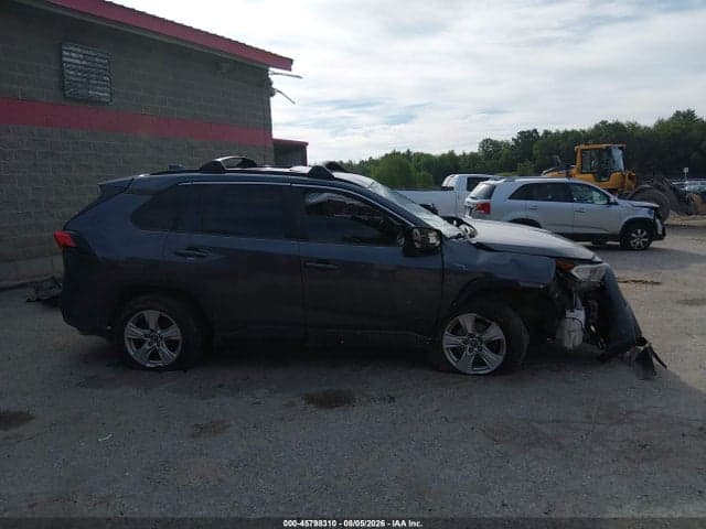 2020 TOYOTA RAV4 XLE 13