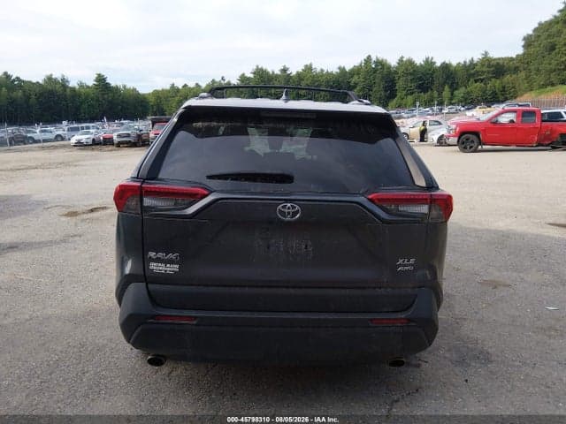 2020 TOYOTA RAV4 XLE 16