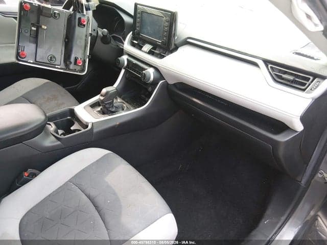 2020 TOYOTA RAV4 XLE 5