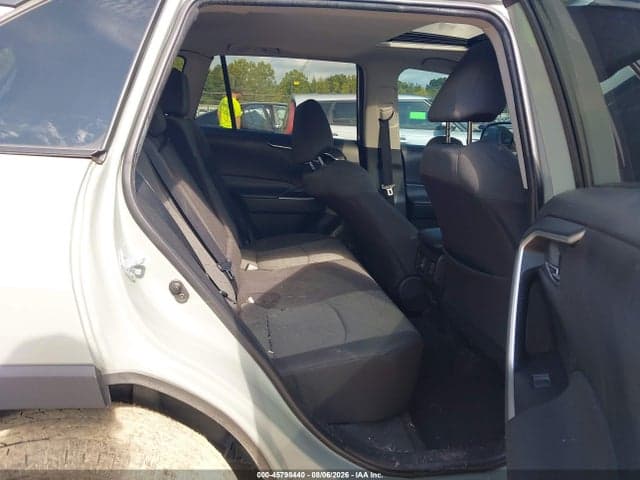 2022 TOYOTA RAV4 XLE 8