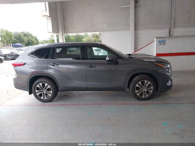 2021 TOYOTA HIGHLANDER XLE 13