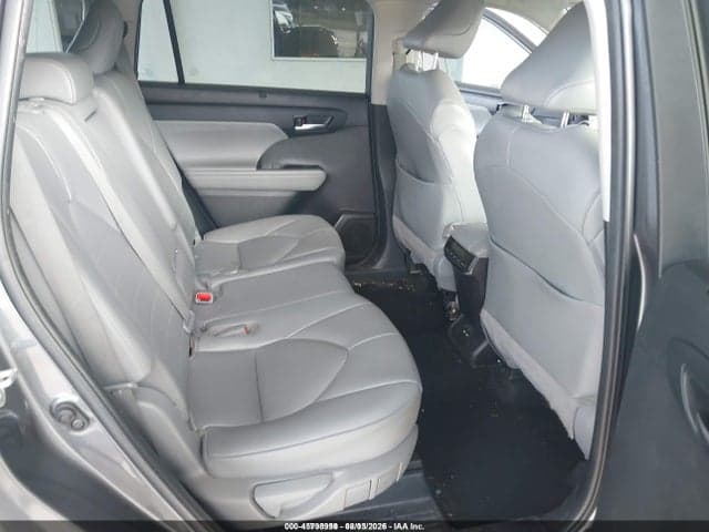 2021 TOYOTA HIGHLANDER XLE 8
