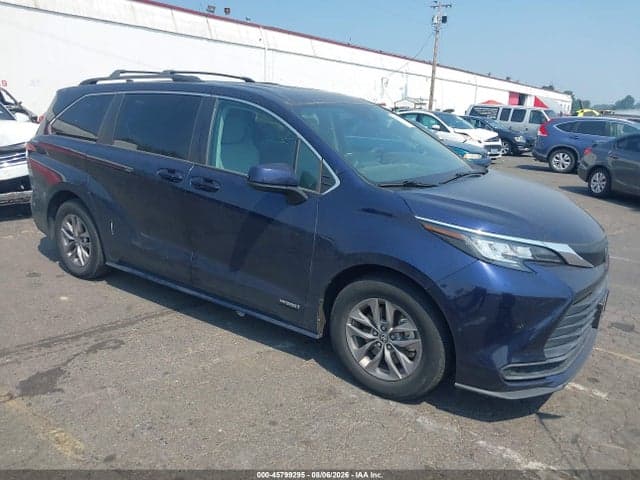 2021 TOYOTA SIENNA LE 1