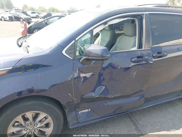 2021 TOYOTA SIENNA LE 6