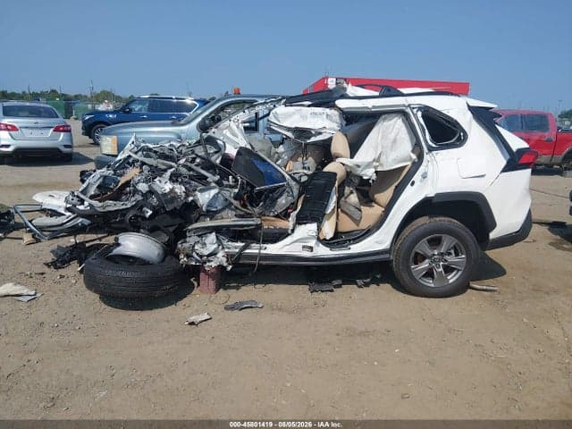 2025 TOYOTA RAV4 XLE 14