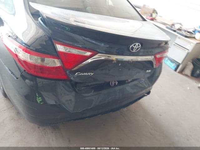 2017 TOYOTA CAMRY SE 6