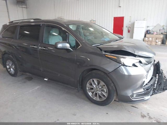 2025 TOYOTA SIENNA XLE 1