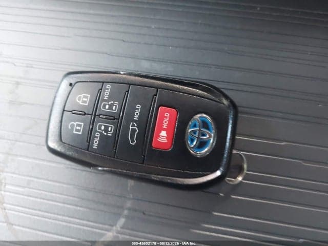 2025 TOYOTA SIENNA XLE 11