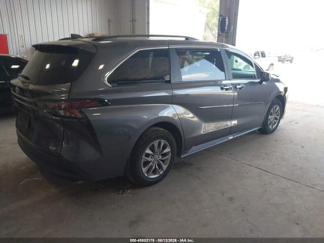 2025 TOYOTA SIENNA XLE 4
