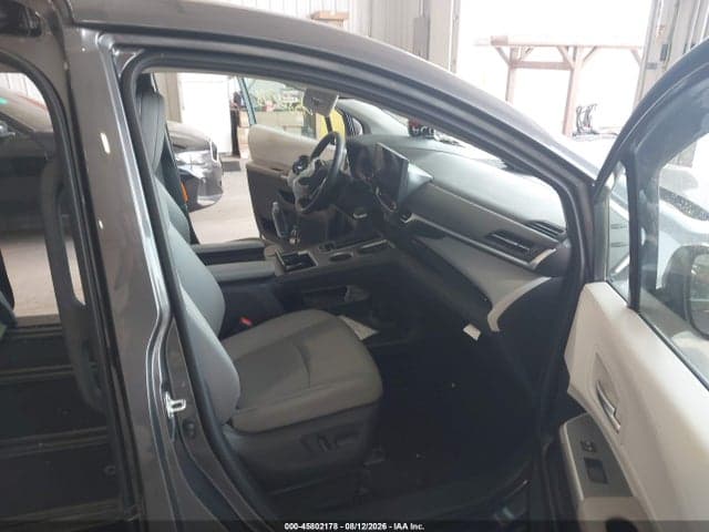 2025 TOYOTA SIENNA XLE 5