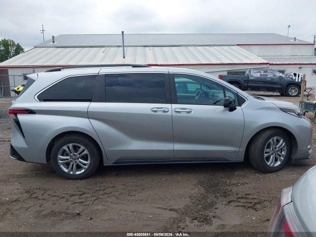 2021 TOYOTA SIENNA XSE 13