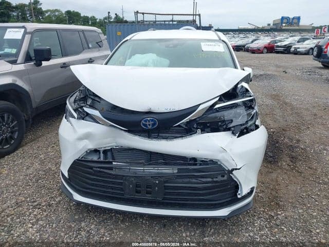 2025 TOYOTA SIENNA LE 12