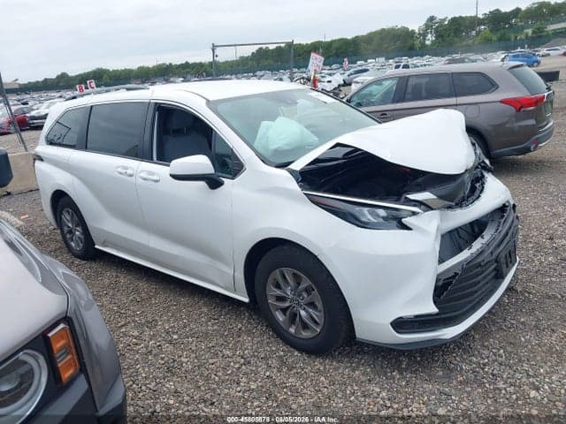 2025 TOYOTA SIENNA LE 13
