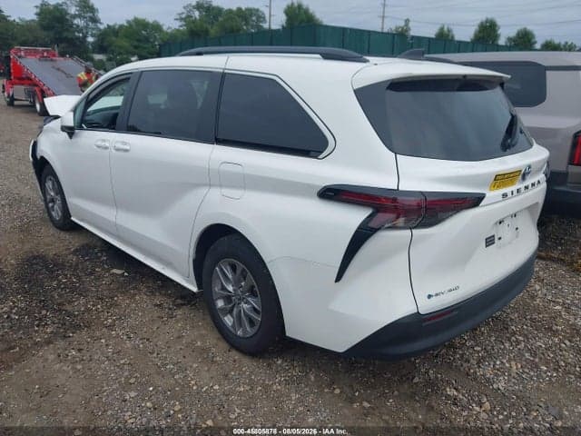 2025 TOYOTA SIENNA LE 3