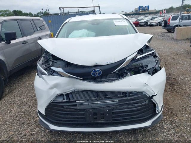 2025 TOYOTA SIENNA LE 6