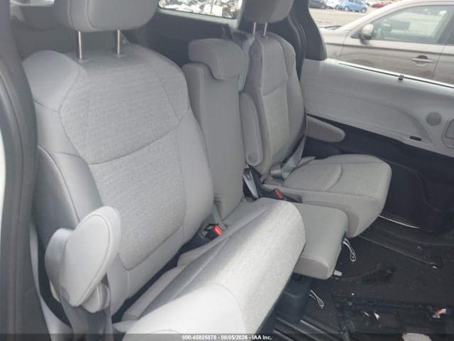 2025 TOYOTA SIENNA LE 8