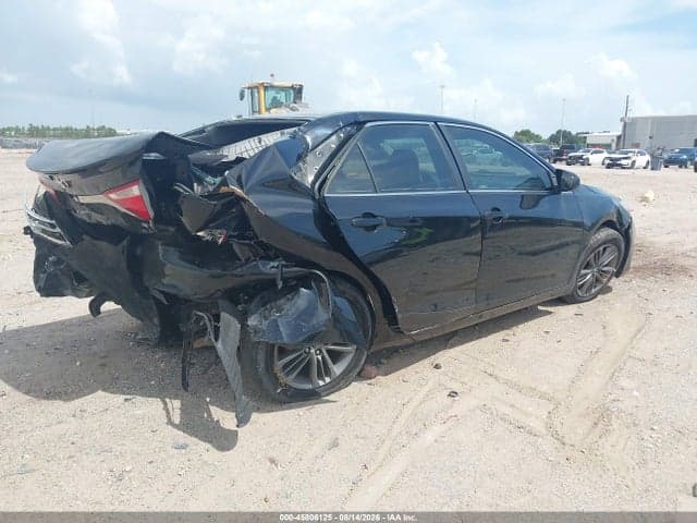 2017 TOYOTA CAMRY SE 4