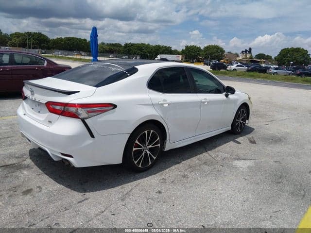 2018 TOYOTA CAMRY SE 4