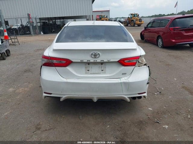 2019 TOYOTA CAMRY SE 16