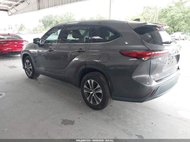 2022 TOYOTA HIGHLANDER XLE 3
