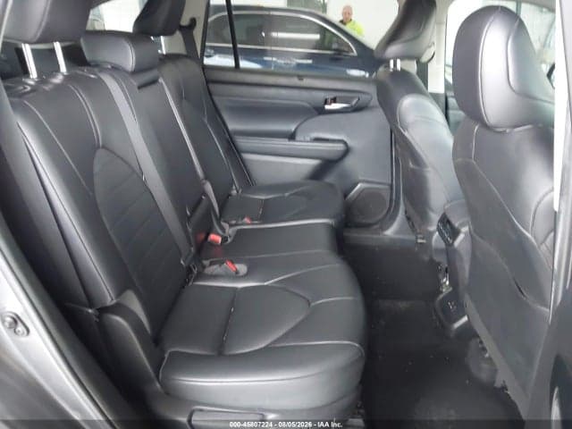 2022 TOYOTA HIGHLANDER XLE 8