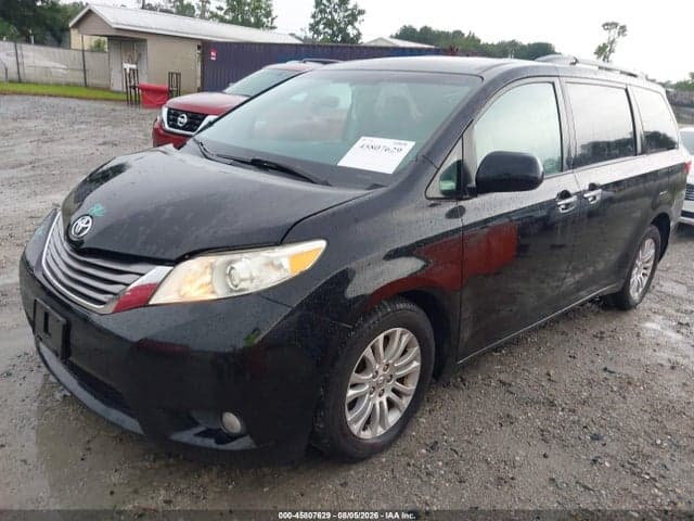 2017 TOYOTA SIENNA XLE PREMIUM 8 PASSENGER 2