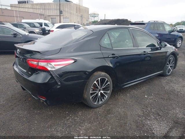 2020 TOYOTA CAMRY SE 18