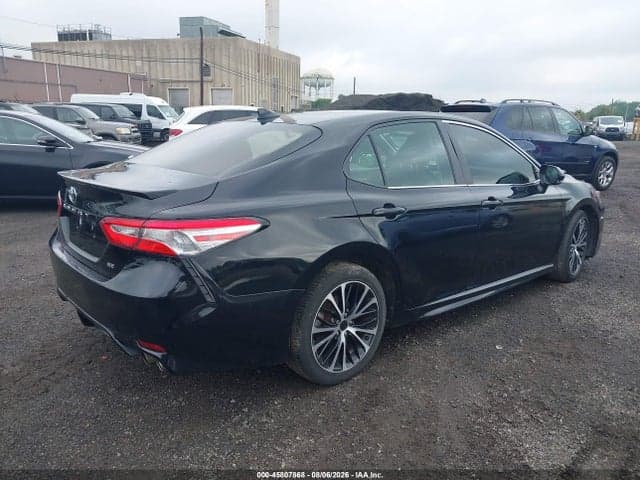2020 TOYOTA CAMRY SE 4