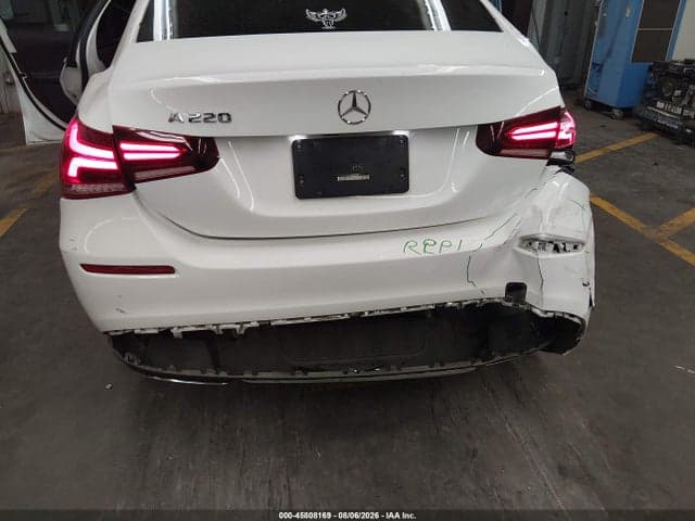 2021 MERCEDES-BENZ A 220 6
