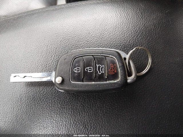 2017 HYUNDAI SANTA FE SE 11