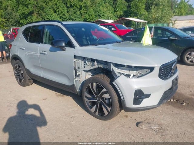 2025 VOLVO XC40 B5 PLUS DARK THEME - 1