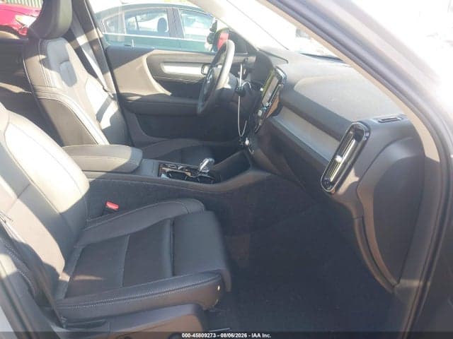 2025 VOLVO XC40 B5 PLUS DARK THEME 5