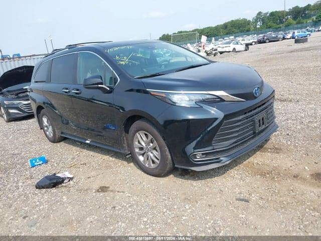 2025 TOYOTA SIENNA XLE 1