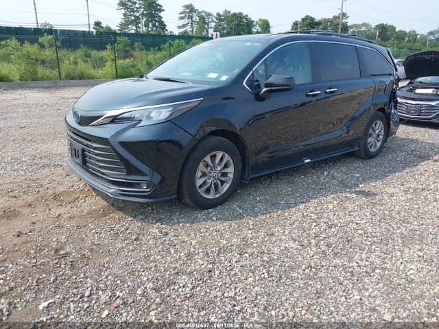 2025 TOYOTA SIENNA XLE 2