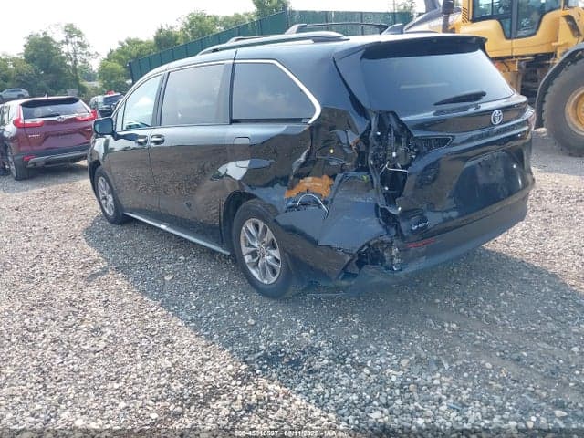 2025 TOYOTA SIENNA XLE 3
