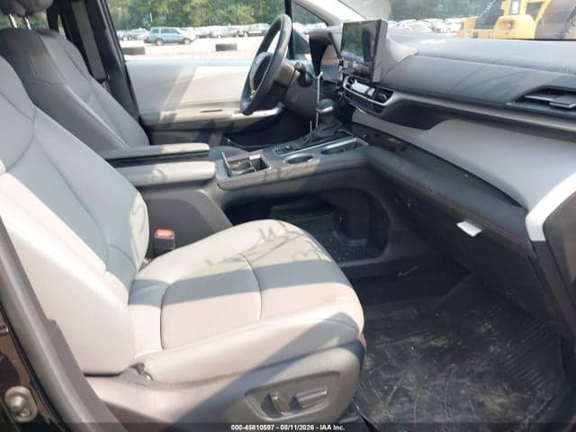 2025 TOYOTA SIENNA XLE 5