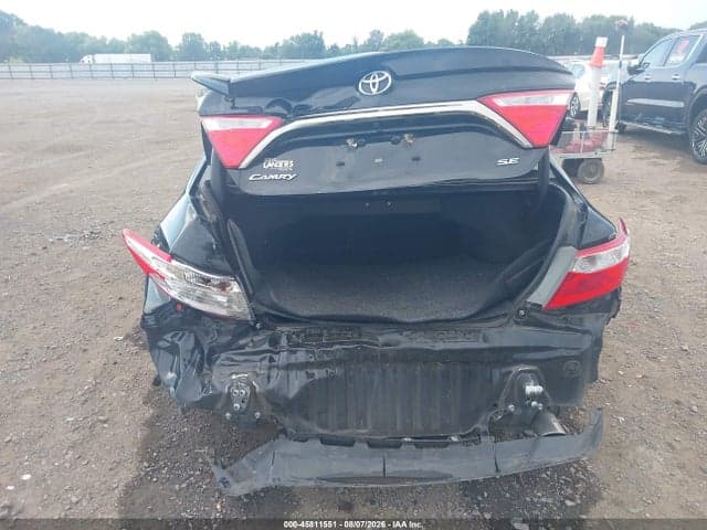 2017 TOYOTA CAMRY SE 17