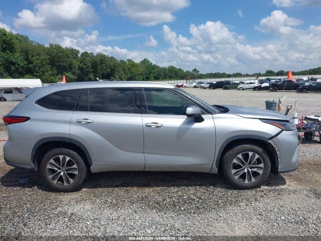 2021 TOYOTA HIGHLANDER XLE 13