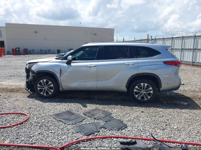 2021 TOYOTA HIGHLANDER XLE 14