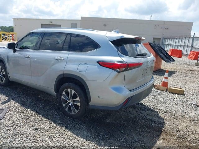2021 TOYOTA HIGHLANDER XLE 3