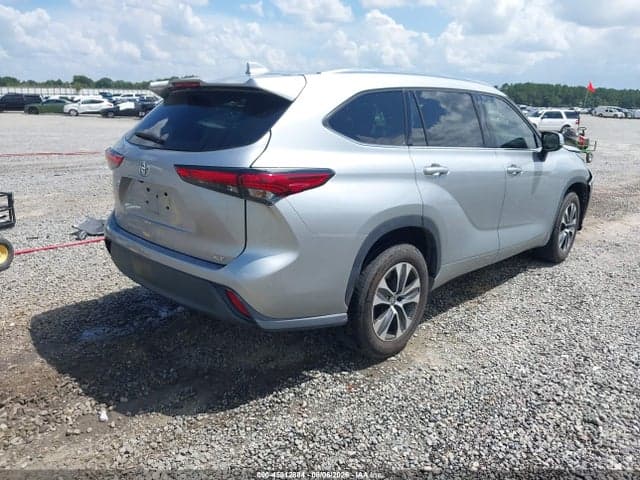 2021 TOYOTA HIGHLANDER XLE 4