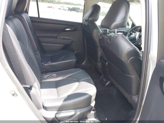 2021 TOYOTA HIGHLANDER XLE 8
