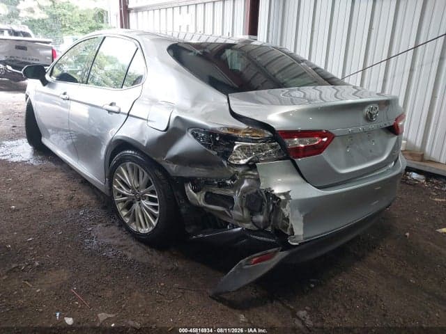 2018 TOYOTA CAMRY XLE 3