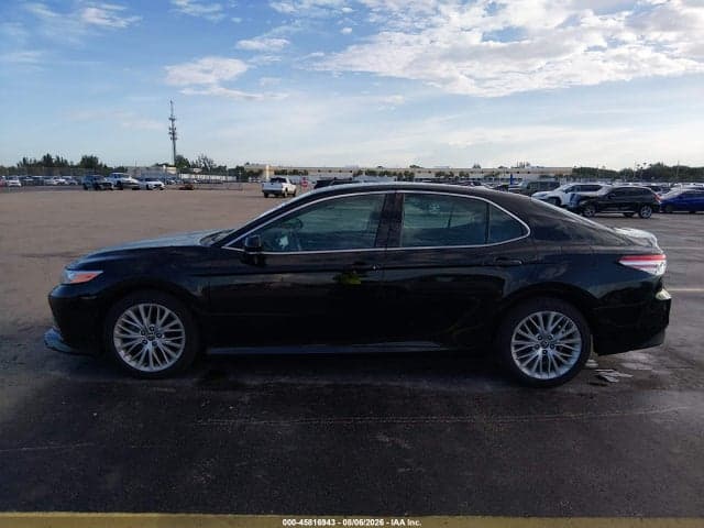 2020 TOYOTA CAMRY XLE 14