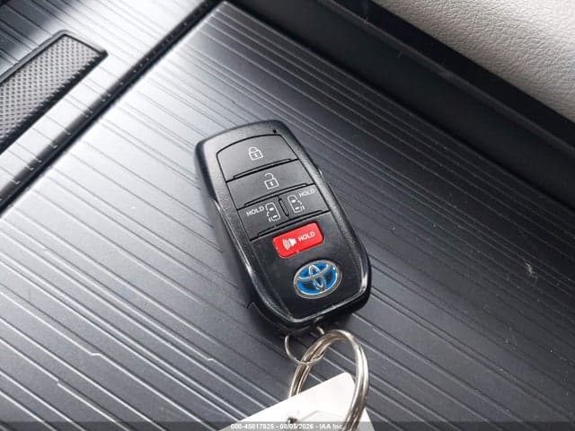 2025 TOYOTA SIENNA LE 11